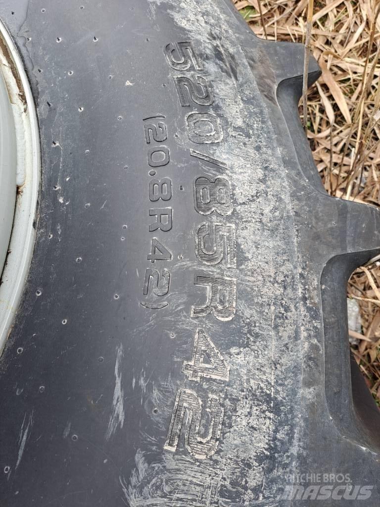  Paripyörät 520/85R42 Renkaat ja vanteet
