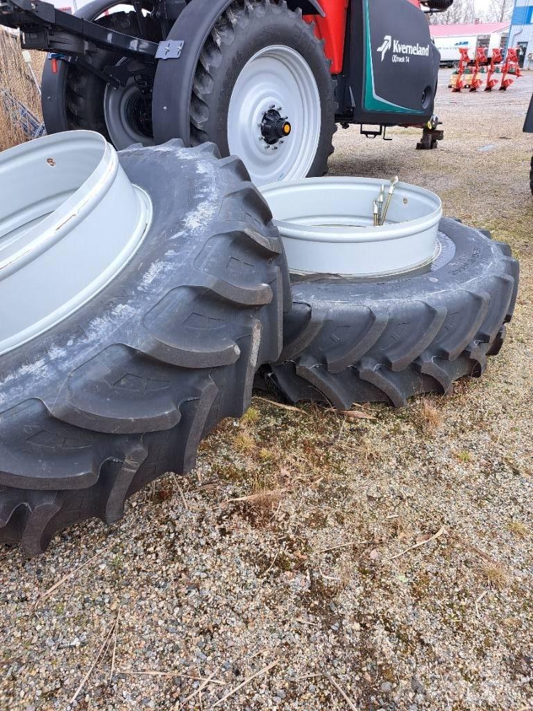  Paripyörät 520/85R42 Renkaat ja vanteet