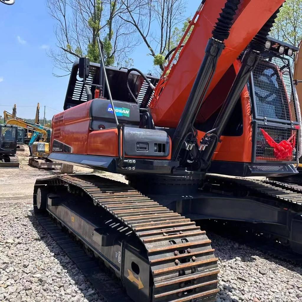 Doosan DX 225 LC Telakaivukoneet