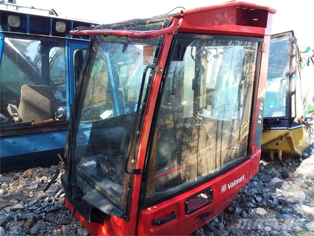 Valmet 931 Ohjaamo ja sisusta