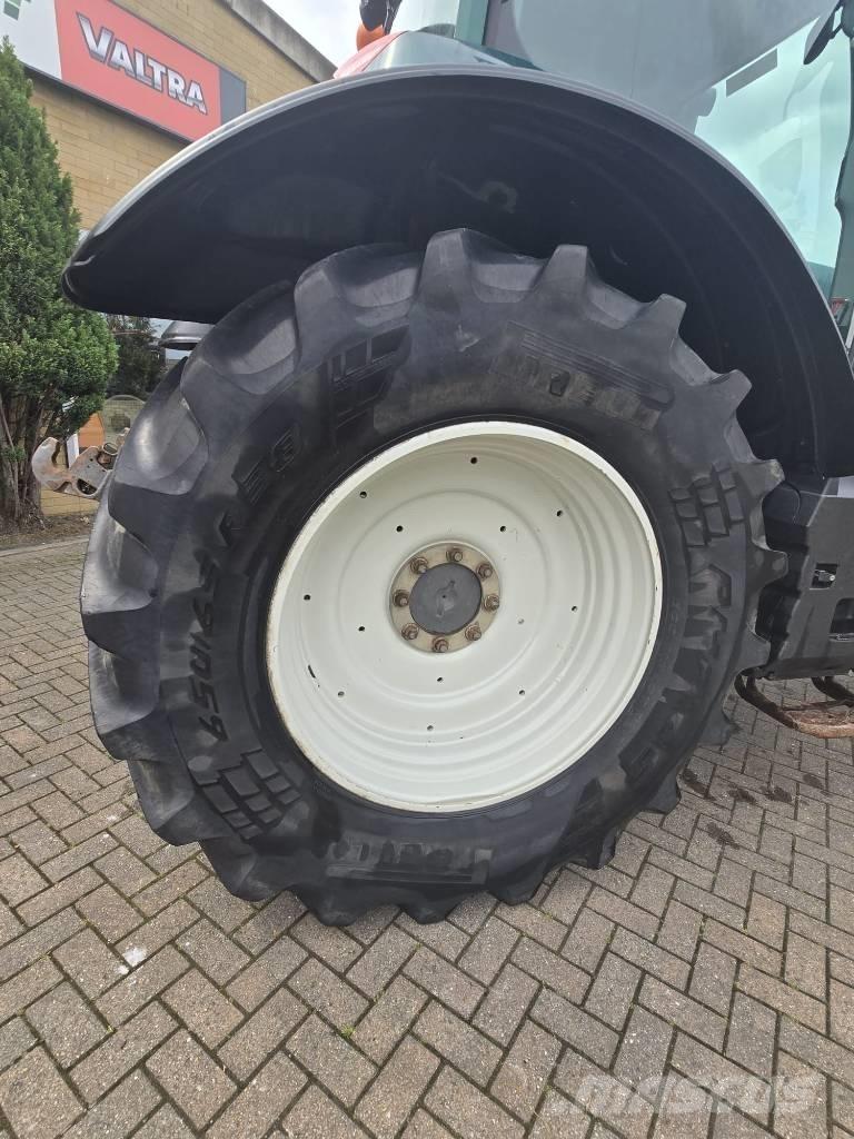 Valtra T 174 Traktorit