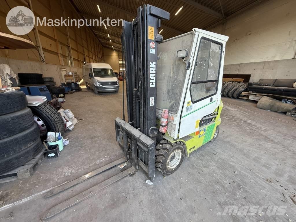 Clark CEM 25 Dieseltrukit