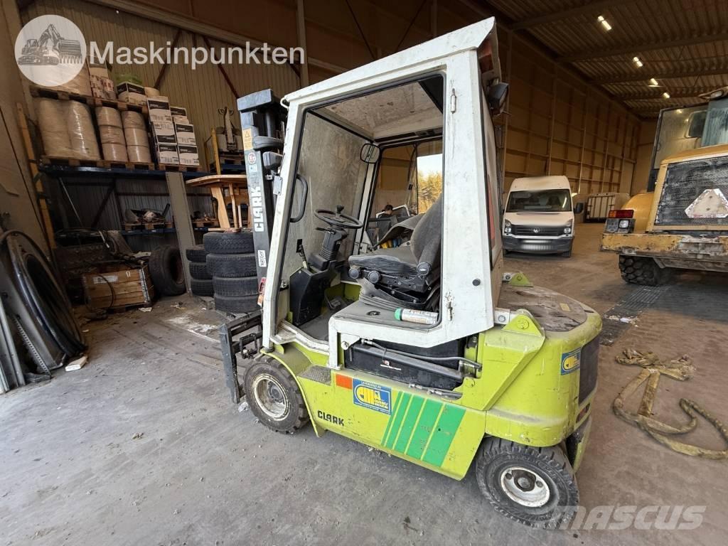 Clark CEM 25 Dieseltrukit