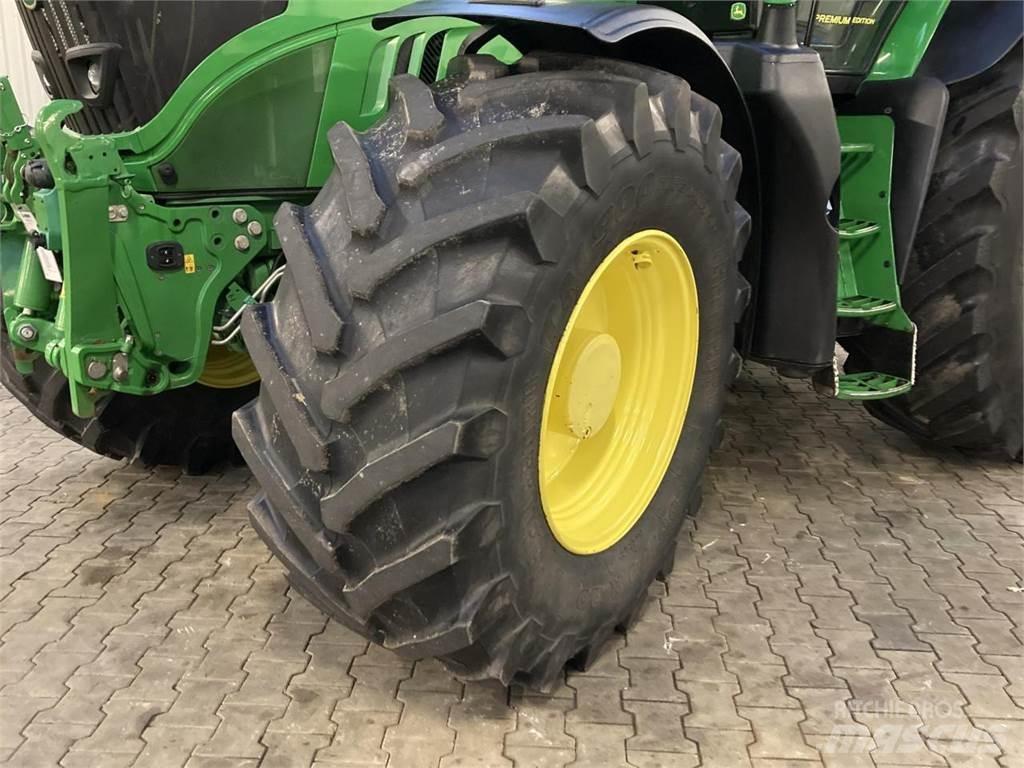 John Deere 6215R Traktorit
