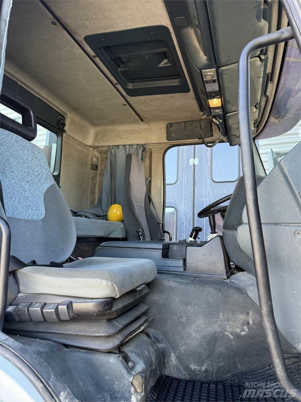 Sisu E12M 8x2 Sora- ja kippiautot