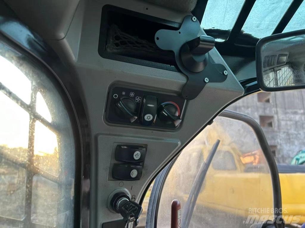 CAT 246 D Liukuohjatut kuormaajat