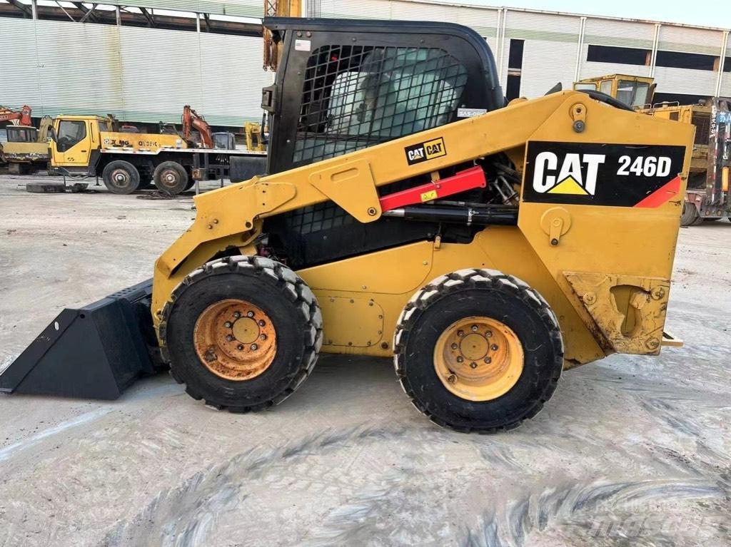 CAT 246 D Liukuohjatut kuormaajat