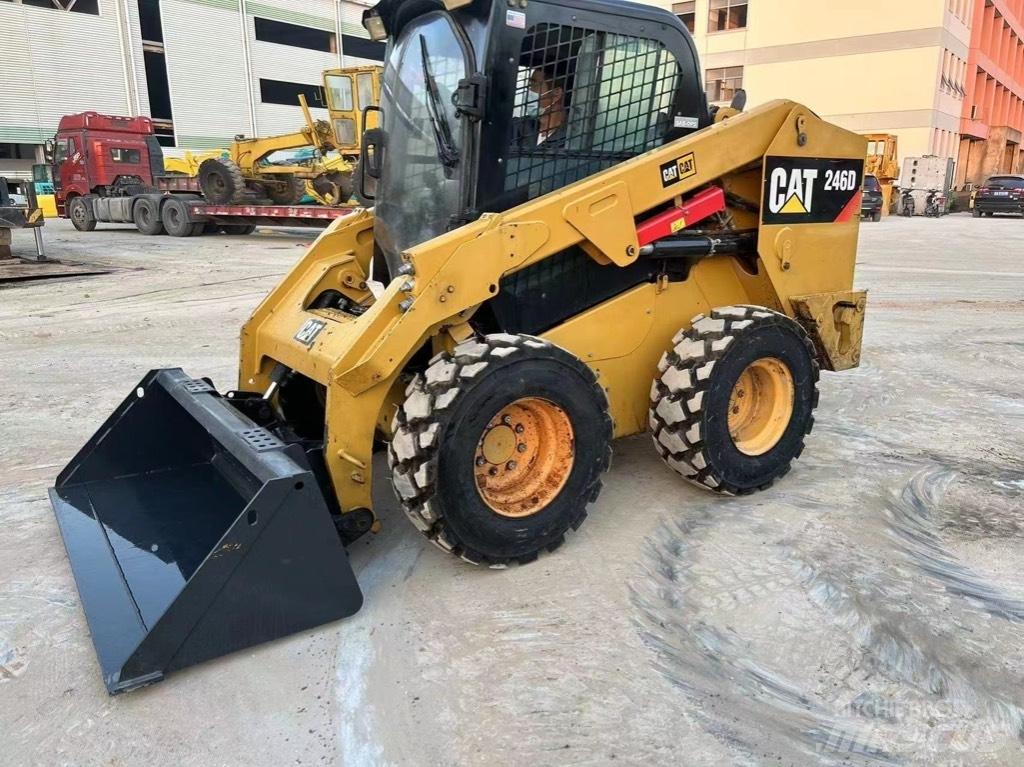 CAT 246 D Liukuohjatut kuormaajat