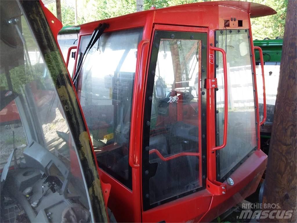 Komatsu 895 Ohjaamo ja sisusta