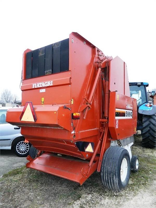 New Holland 5880 Pyöröpaalaimet
