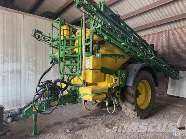 John Deere 832 Itsekulkevat ruiskut