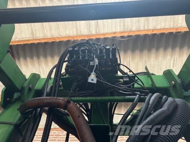 John Deere 832 Itsekulkevat ruiskut