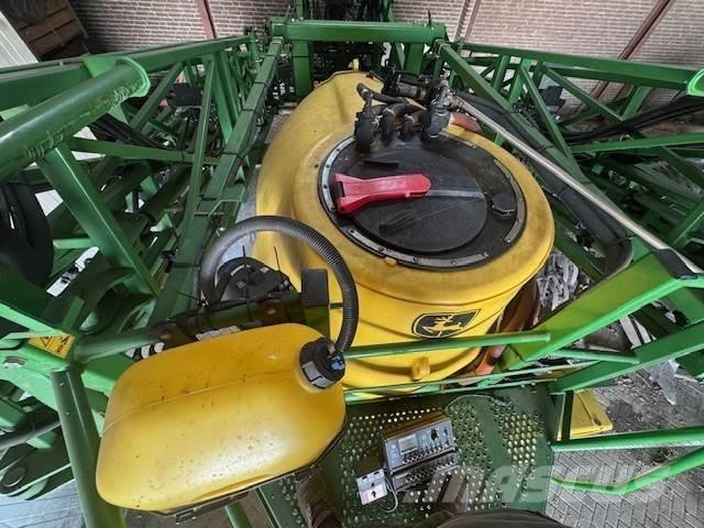 John Deere 832 Itsekulkevat ruiskut