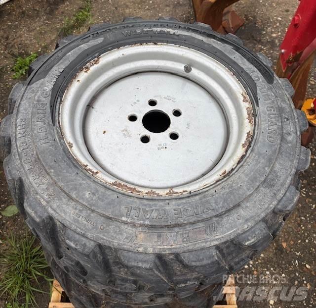  Set BKT 27x8.50-15 Renkaat ja vanteet