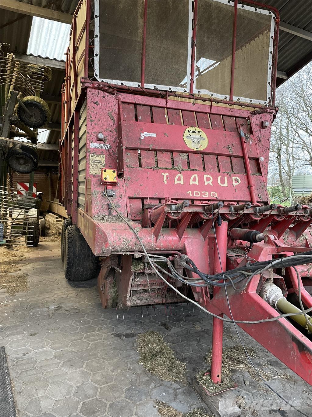 Taarup 1030 Keräävät noukinvaunut ja silppurivaunut