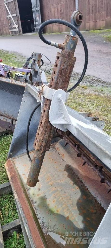 Fjärås 700 Hiekan- ja suolanlevittimet