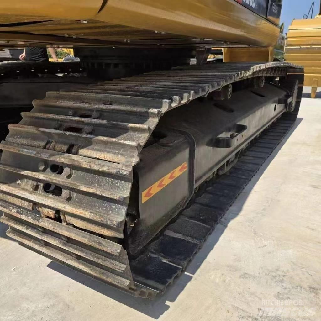 CAT 323 D Telakaivukoneet