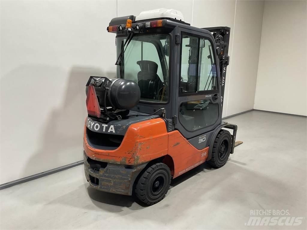 Toyota 02-8FGF30 Nestekaasutrukit