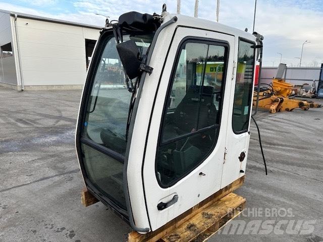 Liebherr R 317 CAB Ohjaamo ja sisusta