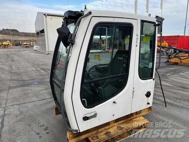 Liebherr R 317 CAB Ohjaamo ja sisusta