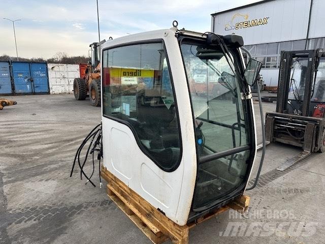 Liebherr R 317 CAB Ohjaamo ja sisusta