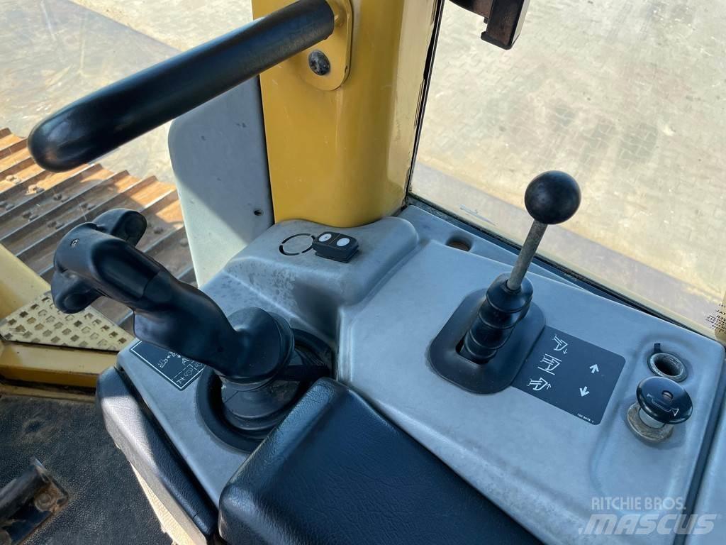 CAT D6N XL Telaketjupuskutraktorit