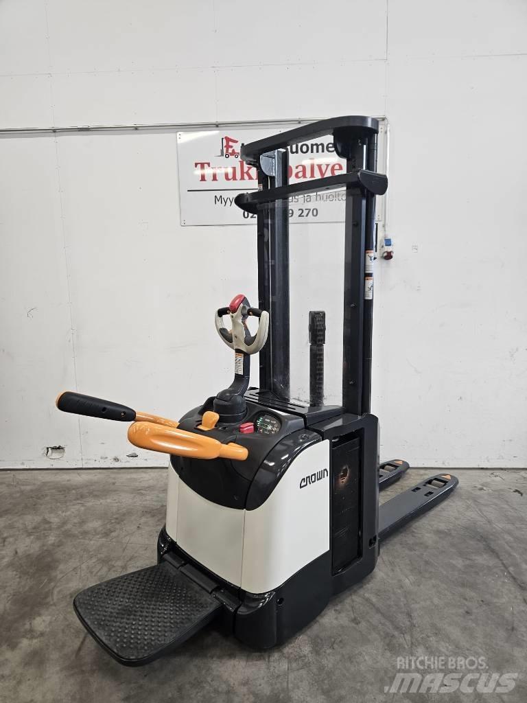 Crown ETi 4000 1.6 Ajettavat pinoamisvaunut