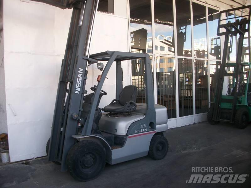 Nissan PL02A25 Nestekaasutrukit