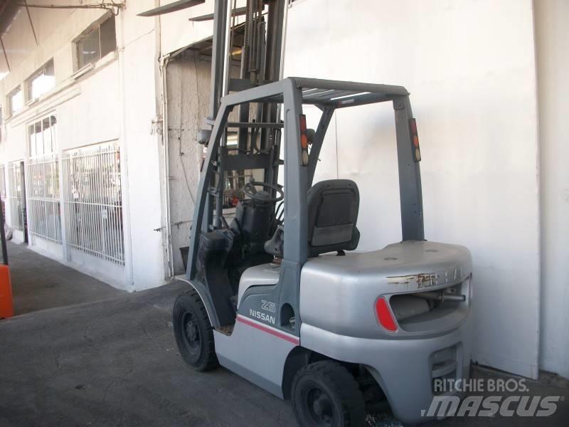 Nissan PL02A25 Nestekaasutrukit