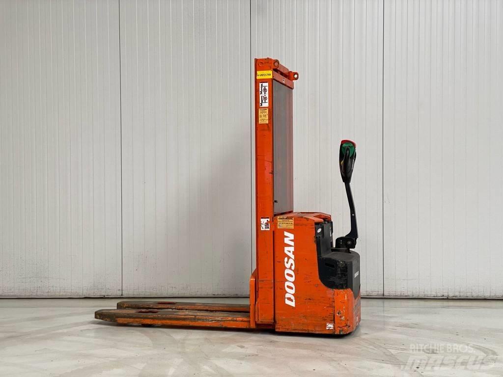 Doosan LEDS12.5C Käyden ajettavat pinoamistrukit