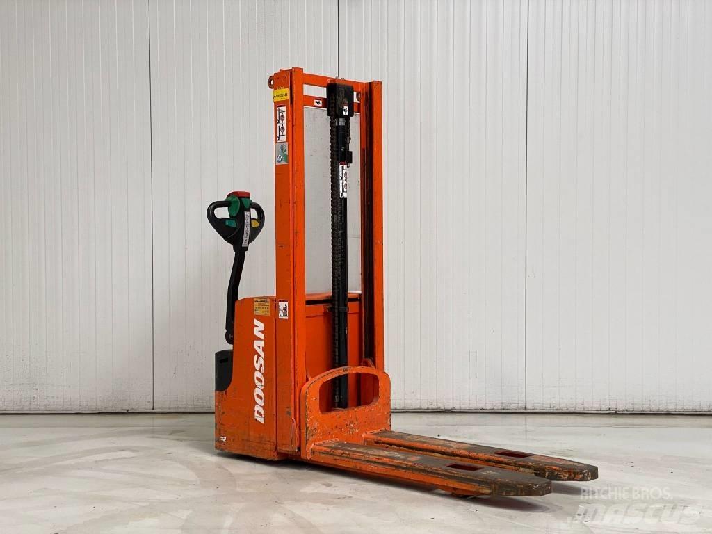 Doosan LEDS12.5C Käyden ajettavat pinoamistrukit