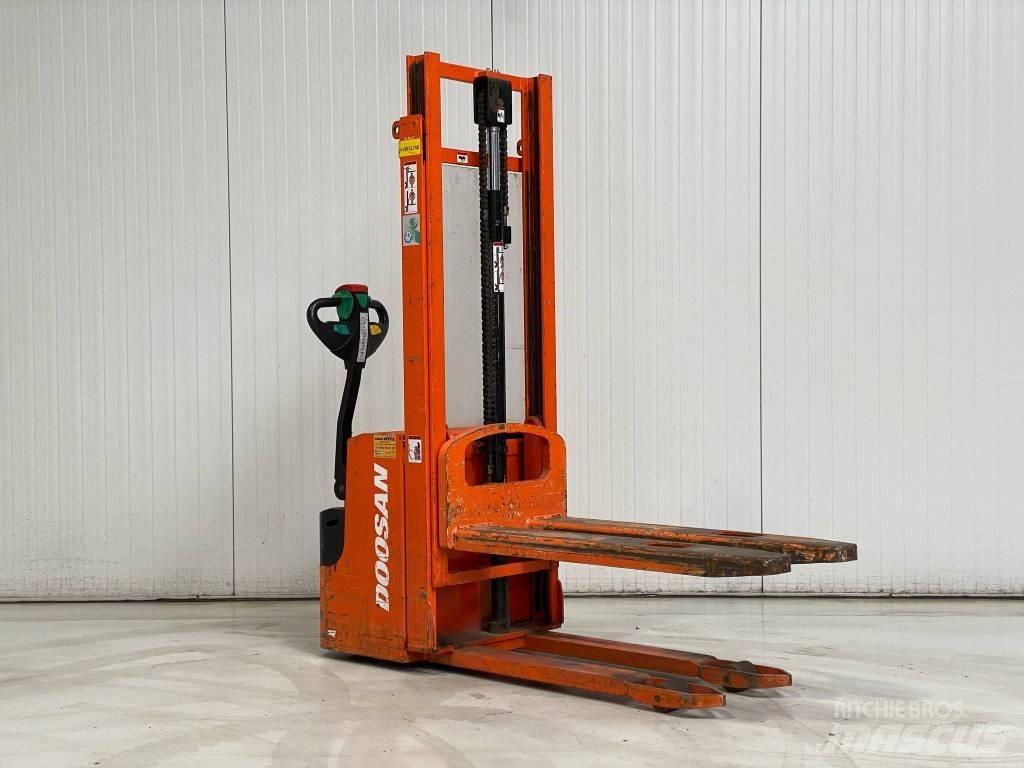 Doosan LEDS12.5C Käyden ajettavat pinoamistrukit