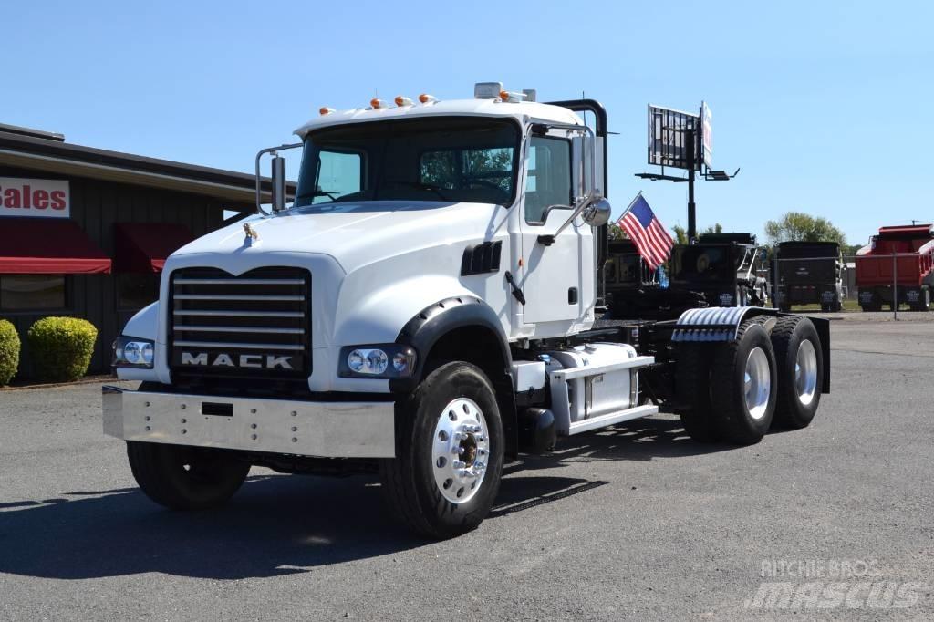 Mack Granite GU 713 Vetopöytäautot