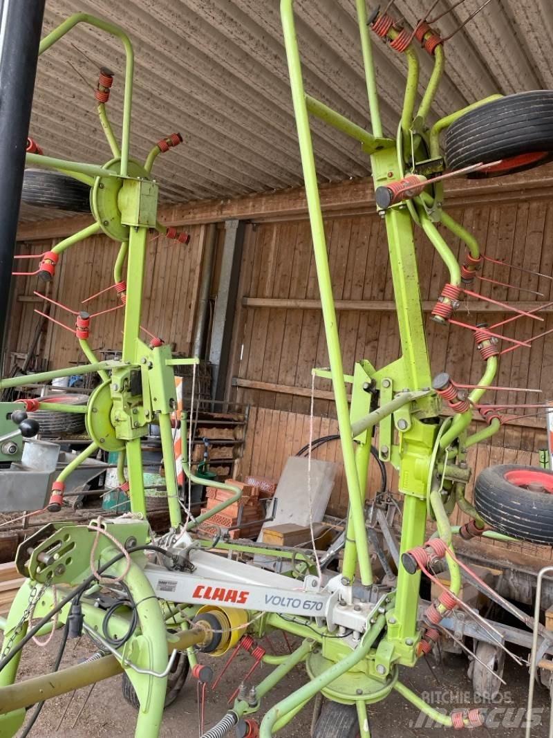 CLAAS Volto 670 Pöyhimet ja haravat