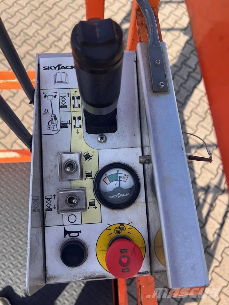 SkyJack SJ III 4626 Saksilavat