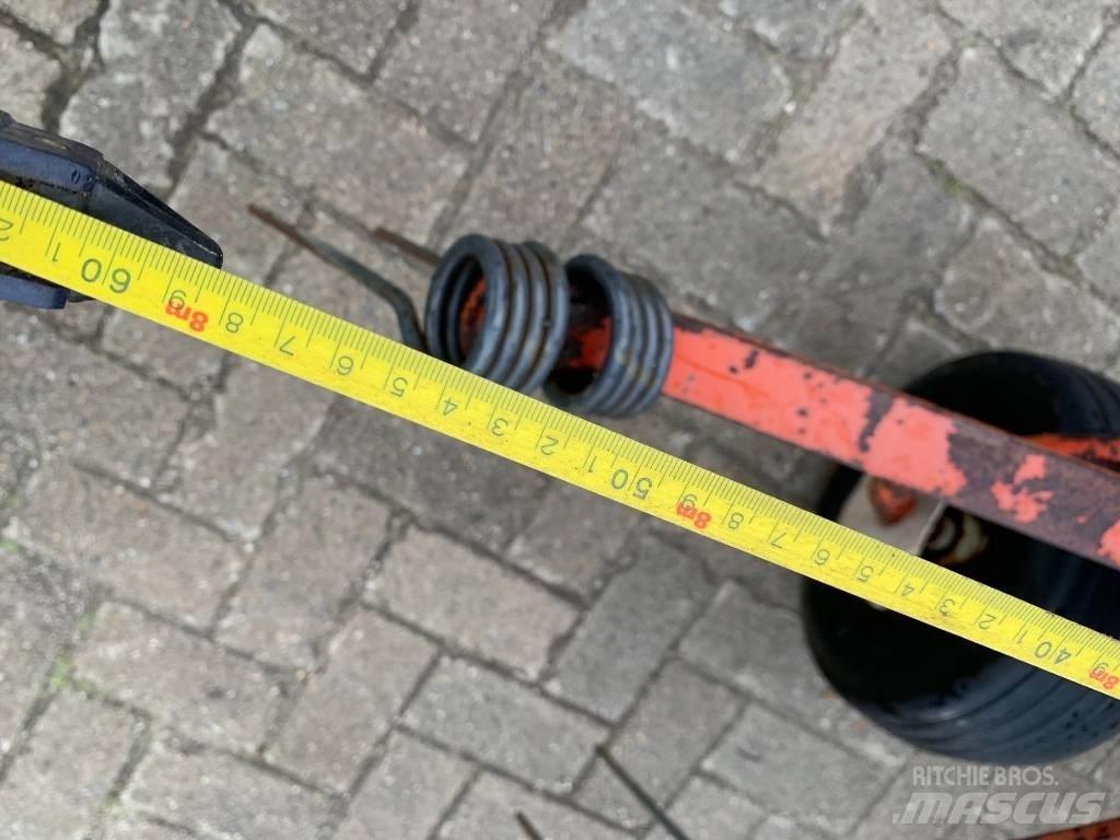 Kuhn 8 Poten Pöyhimet ja haravat