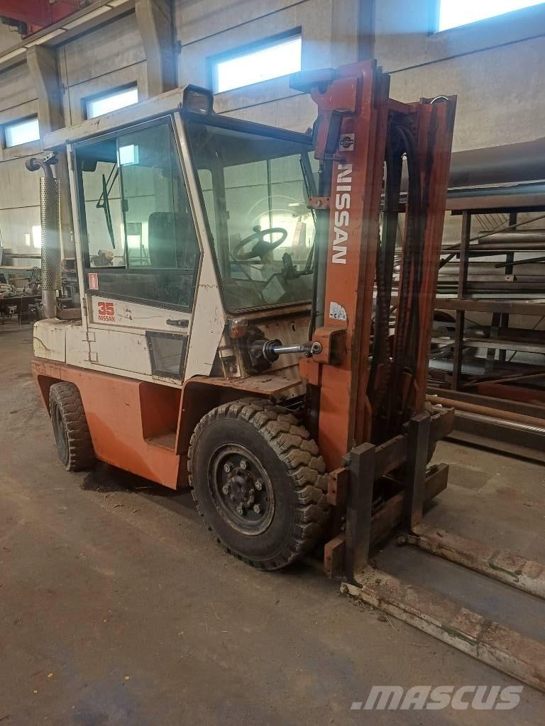 Nissan 33 U Dieseltrukit
