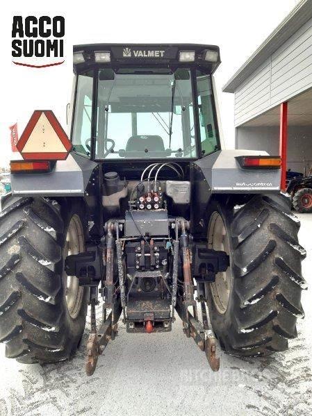 Valtra 8300 Traktorit