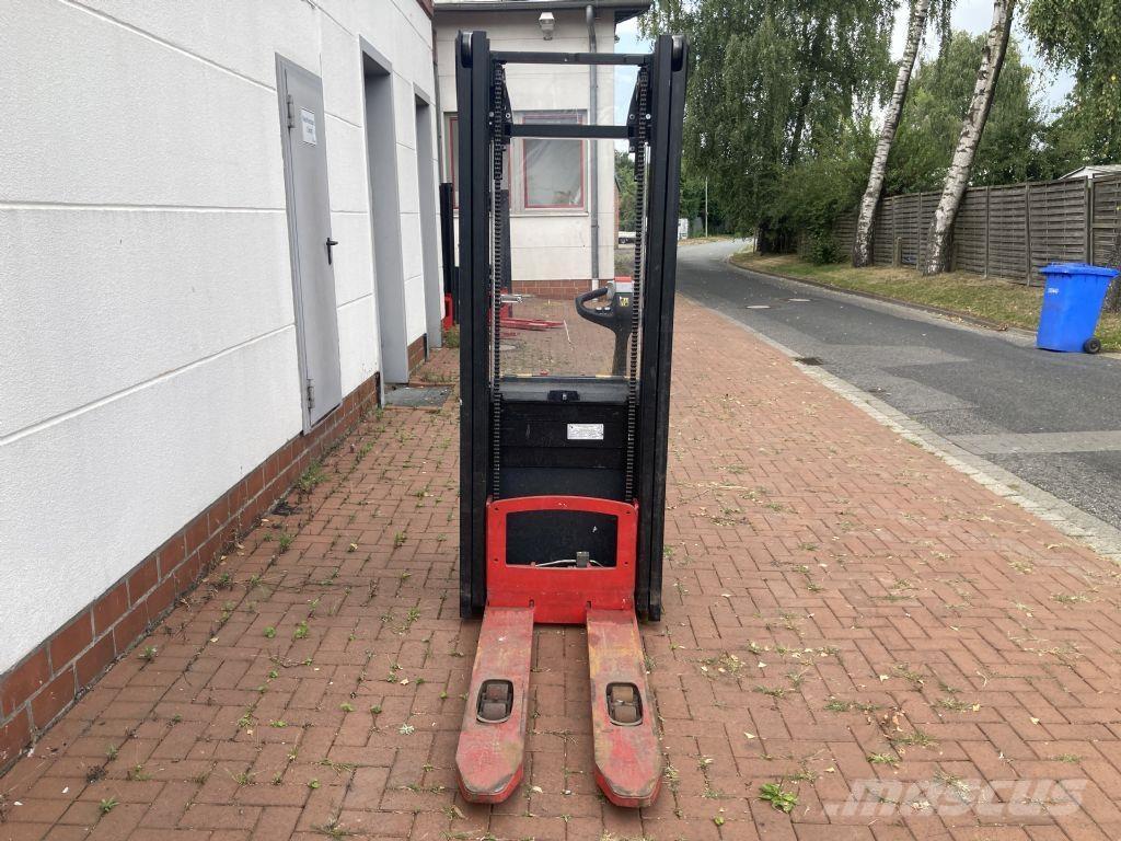 Hyster S 1.0 Käyden ajettavat pinoamistrukit