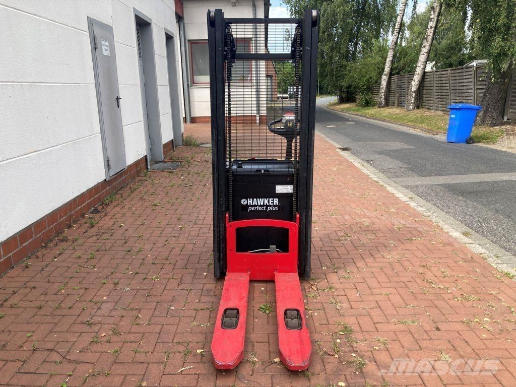 Hyster S 2.0 Käyden ajettavat pinoamistrukit