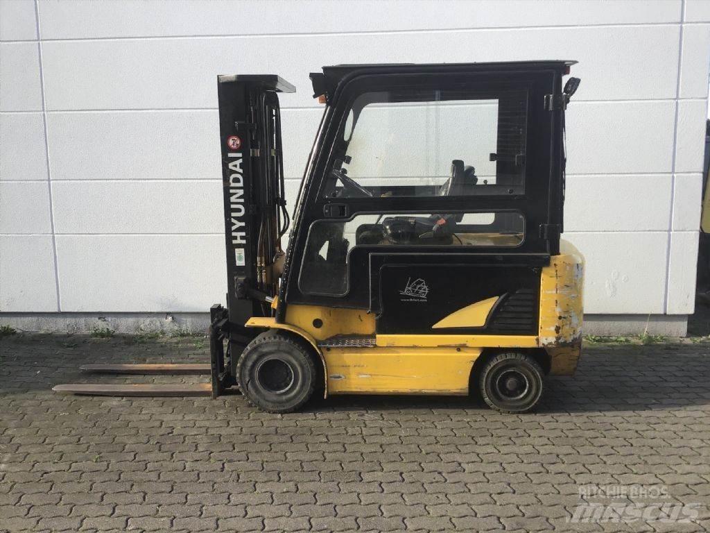 Hyundai 32B-7 Sähkötrukit