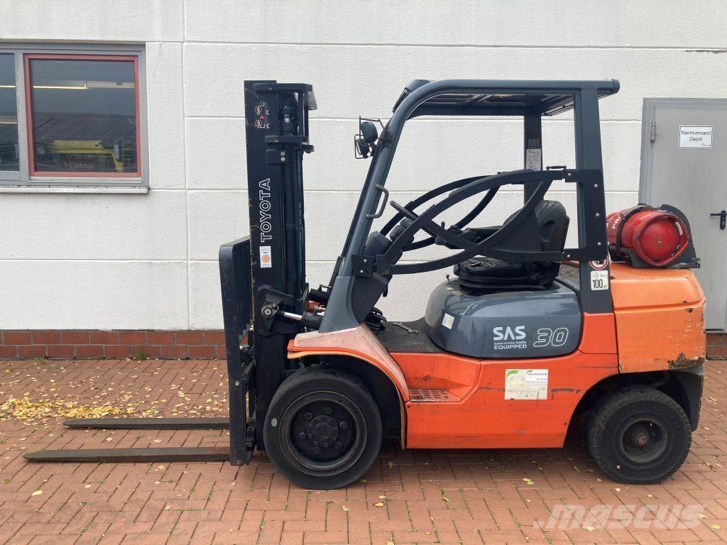 Toyota 02-7FGF30 Nestekaasutrukit