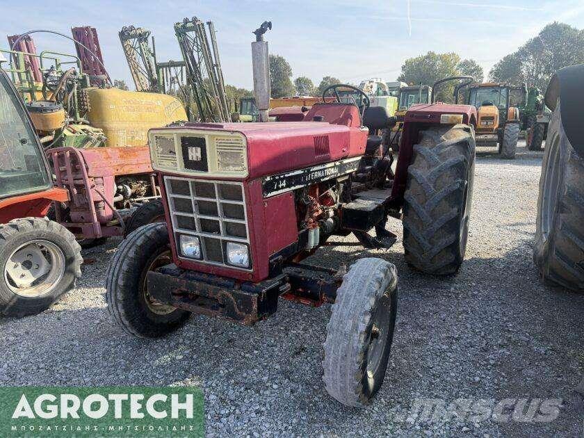 International 724 Traktorit