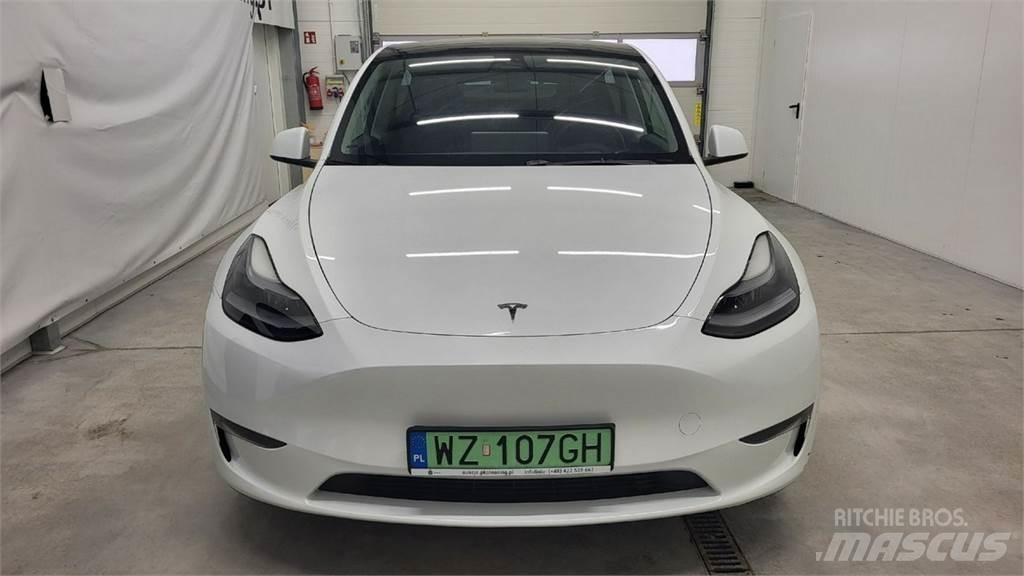 Tesla Y Henkilöautot