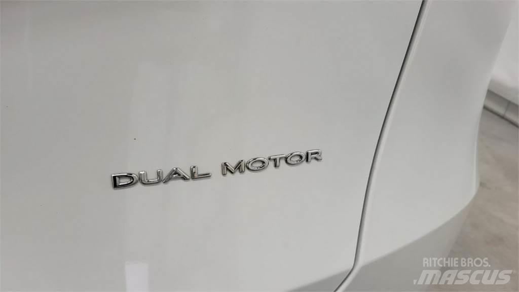 Tesla Y Henkilöautot
