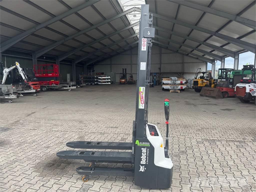 Bobcat LSM12N-7 i Käyden ajettavat pinoamistrukit
