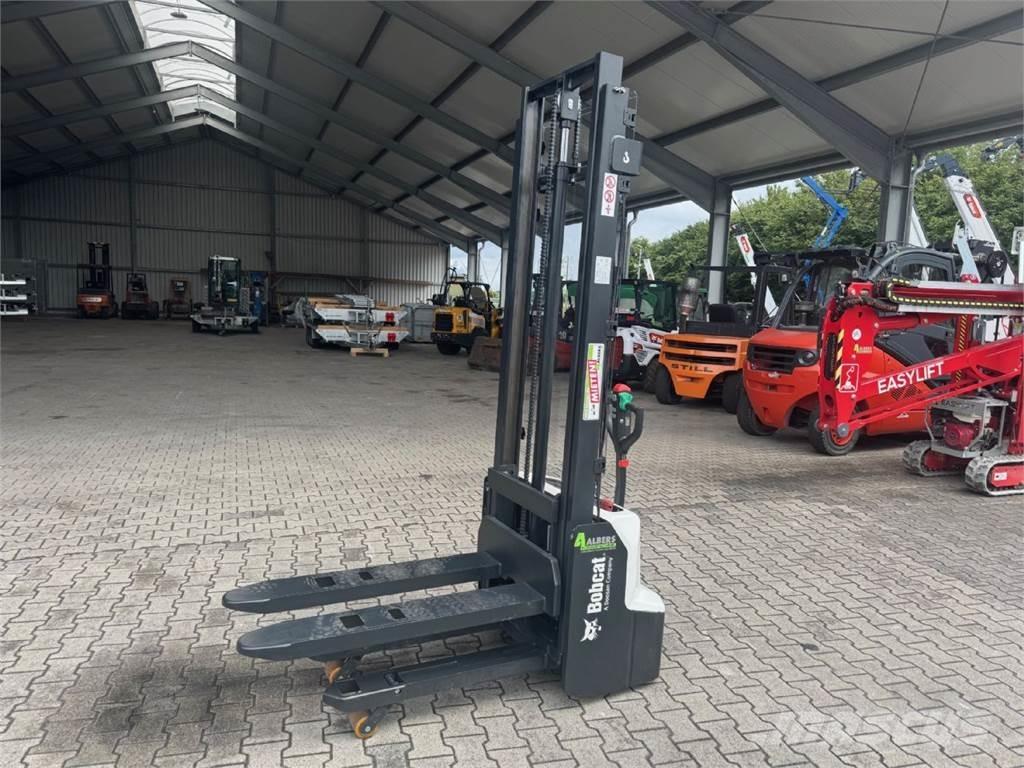 Bobcat LSM12N-7 i Käyden ajettavat pinoamistrukit