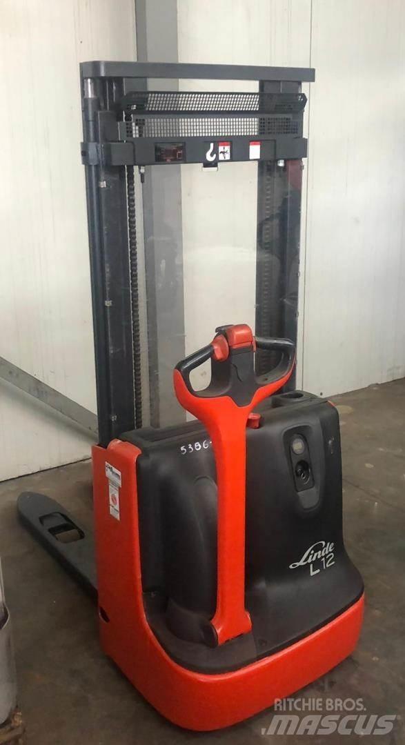 Linde L 12 Käyden ajettavat pinoamistrukit