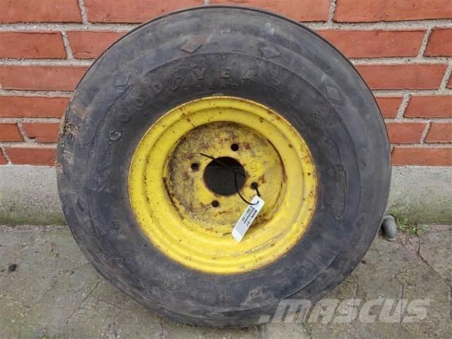  12 7.00-12 Renkaat ja vanteet