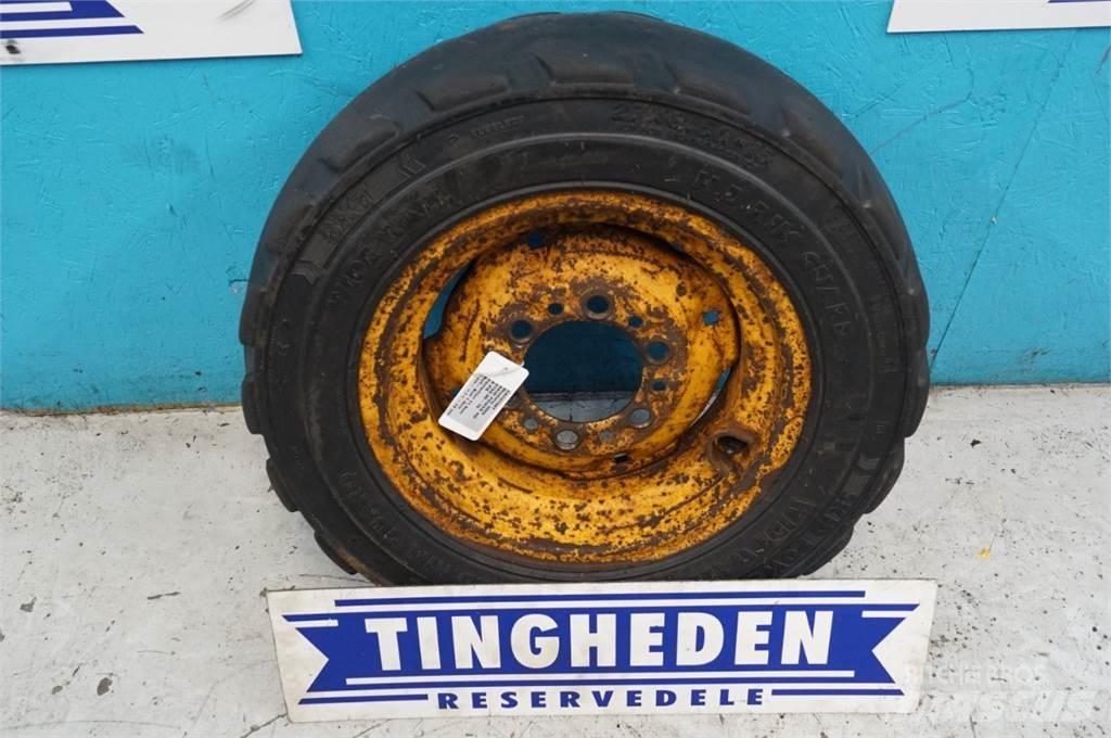  15 27X8.50-15 Renkaat ja vanteet